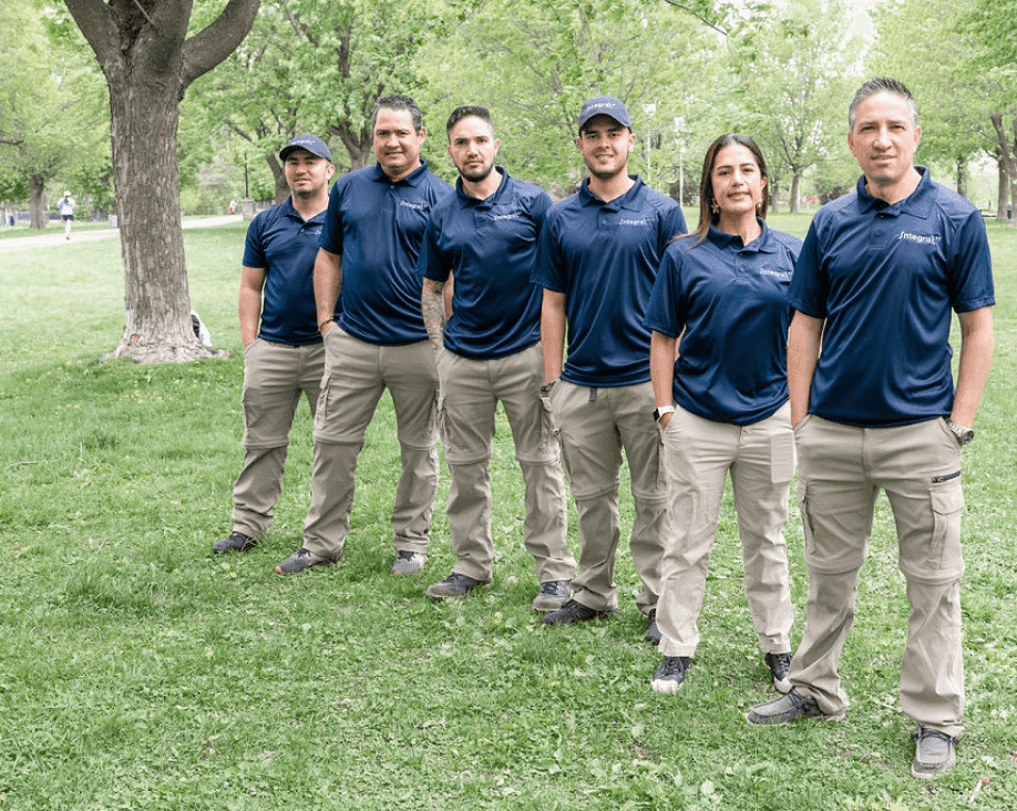 Membres de l'équipe d'Integral XT alignée dans un parc